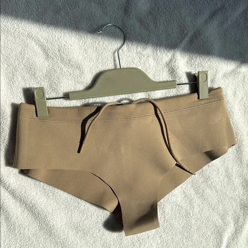 SKIMS‎ Sport Swim Cheeky Bottom | Desert